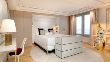 Ein modernes Schlafzimmer mit Bett, Nachttischen, Schreibtisch und Stuhl.