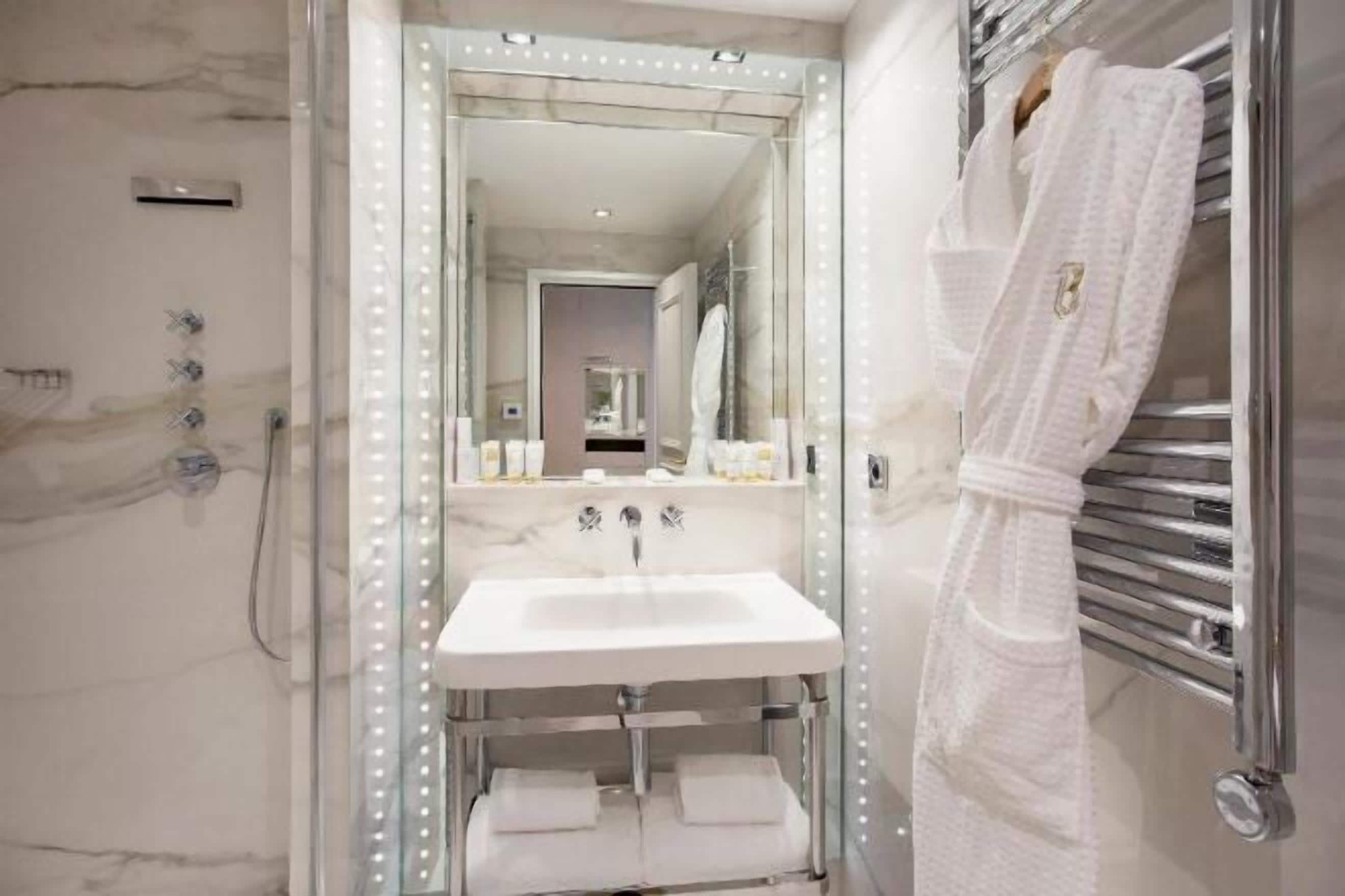 浴室 | 名牌洗护用品、吹风机、浴袍、拖鞋