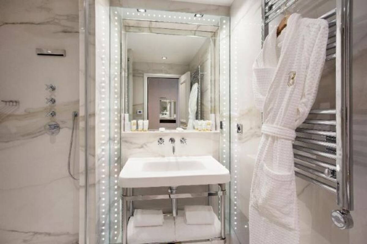 Banheiro | Produtos de toalete de grife, secador de cabelo, roupões de banho