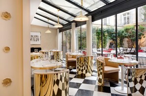 Aperto a colazione, pranzo e cena, cucina francese 