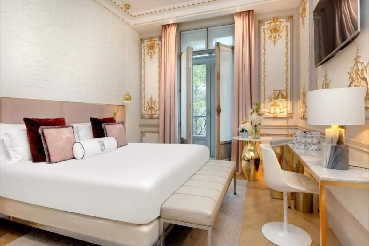 Premium bedding, minibar, in-room safe, desk