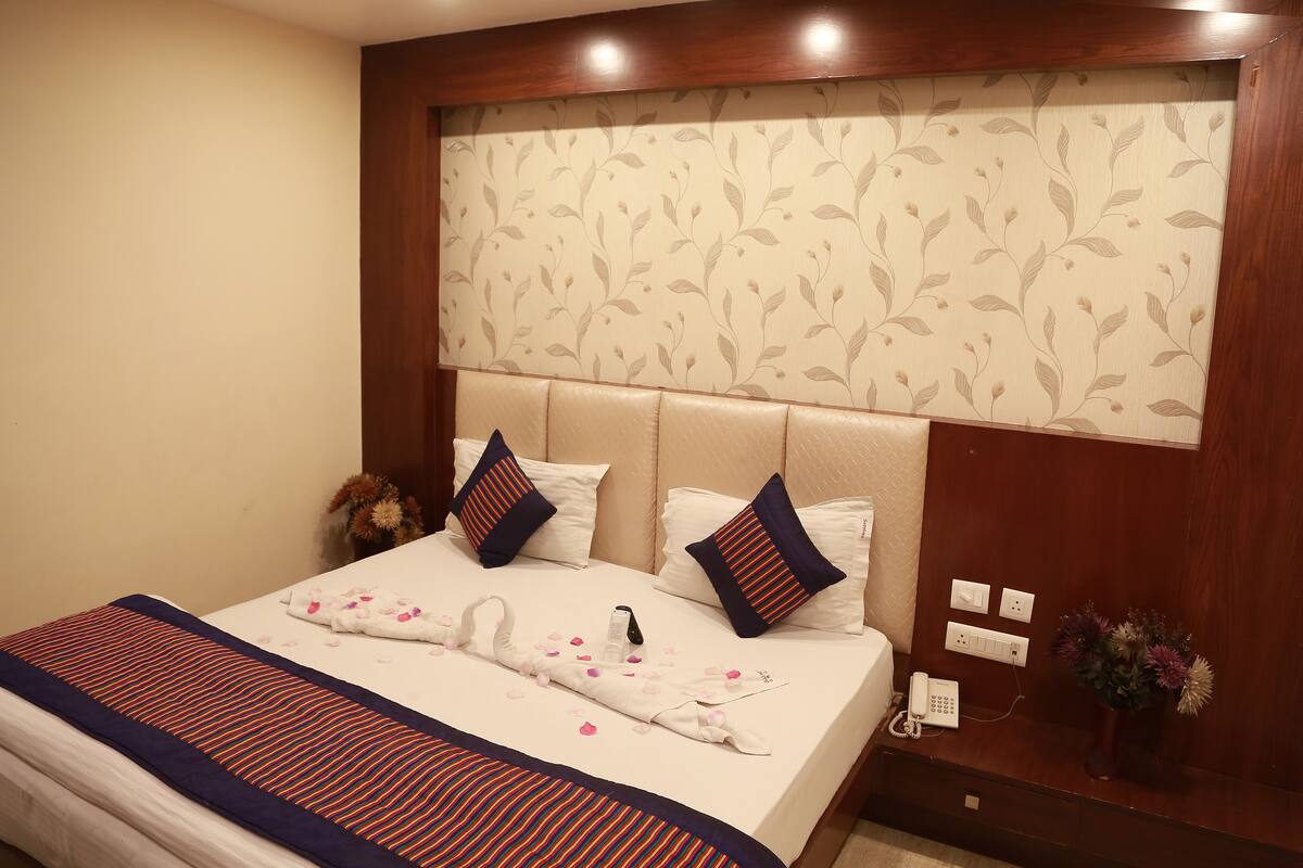 Minibar, desk, soundproofing, iron/ironing board