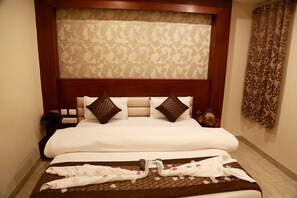 Super Deluxe Double Room | Minibar, desk, soundproofing, iron/ironing board - Hotel Geetasaar (New Delhi)