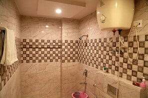 Deluxe Double Room | Bathroom | Shower, free toiletries, slippers, towels - Hotel Geetasaar (New Delhi)