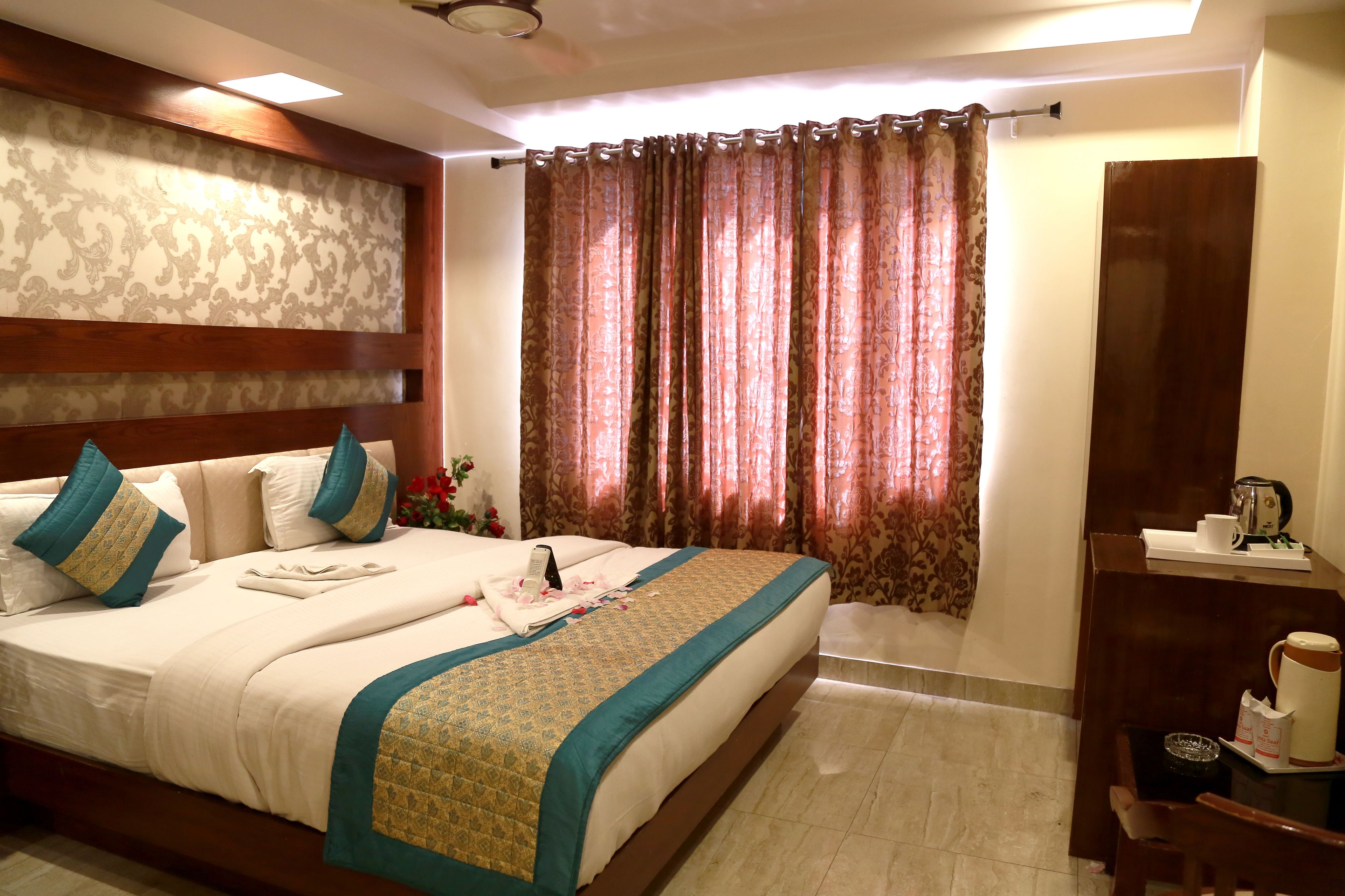 Super Deluxe Double Room | Minibar, desk, soundproofing, iron/ironing board