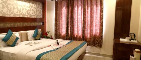 Super Deluxe Double Room | Minibar, desk, soundproofing, iron/ironing board