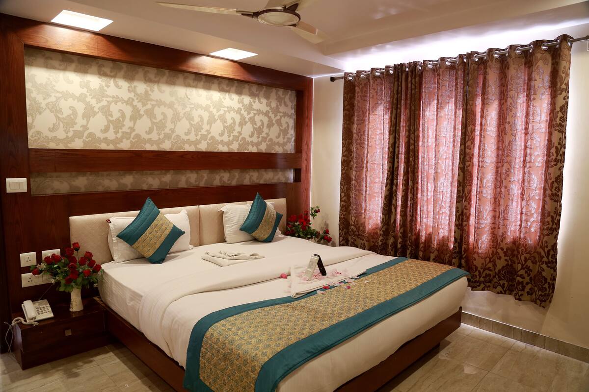 Minibar, desk, soundproofing, iron/ironing board