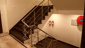 A staircase with metal railings and wooden steps. - Hotel Geetasaar (New Delhi)