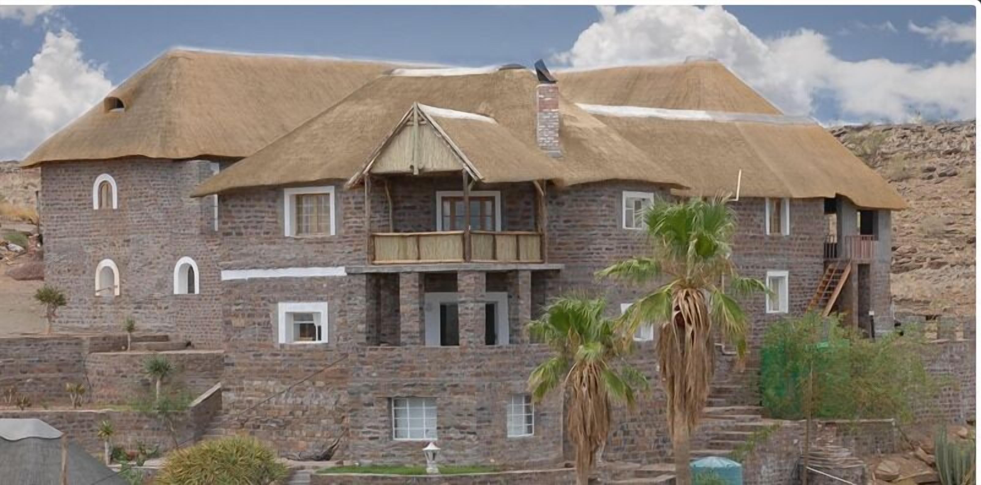 Vista frontal de la propiedad