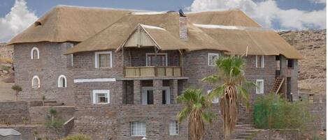 Vista frontal de la propiedad