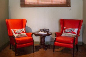 Deluxe kamer, 1 twee- of 2 eenpersoonsbedden | Woonruimte