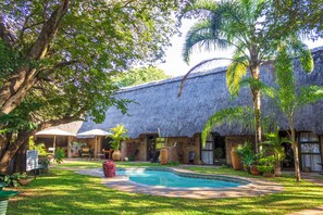 Outdoor pool, sun loungers - Nguni Lodge (Victoria Falls)