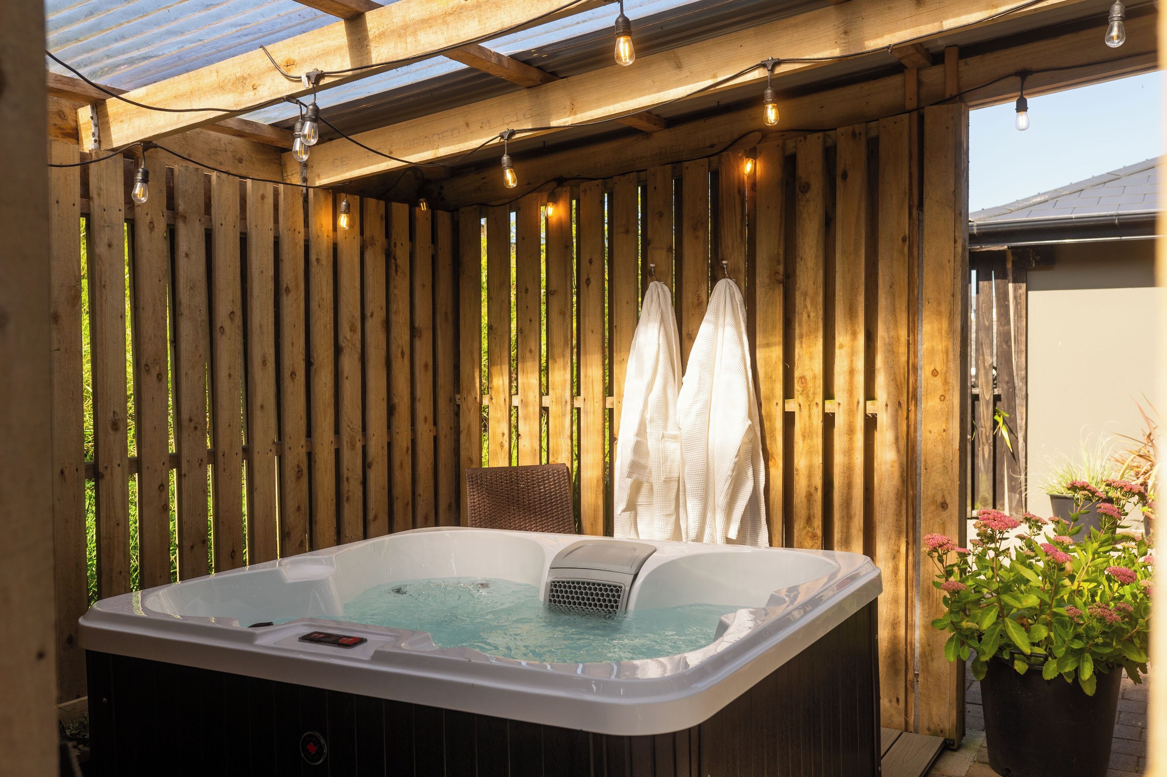 Suite Premium, 1 Tempat Tidur King, kamar mandi pribadi, area halaman | Seprai antialergi, brankas, dan didekorasi berbeda-beda