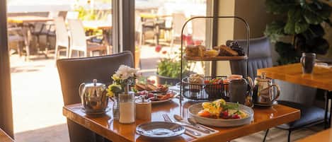 Free daily full breakfast