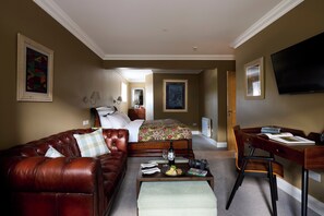 Suite – junior, 1 kingsize-seng, privat bad | Allergitestet sengetøy, safe på rommet og individuelt dekorert