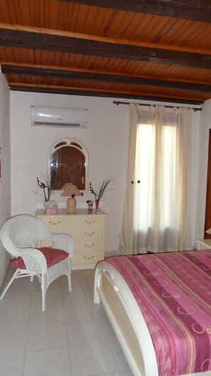 3 bedrooms, iron/ironing board, travel crib, WiFi - House in authentic village between sea and mountains. (Monaccia d'Aullene)