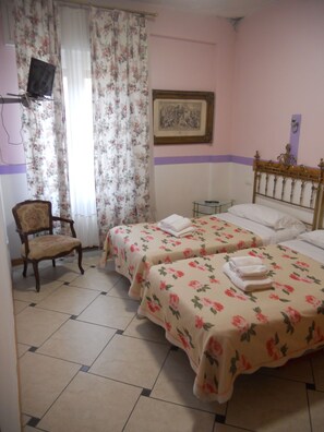 Habitación con 1 cama matrimonial o 2 individuales | Escritorio, insonorización, camas extra y wifi gratis 
