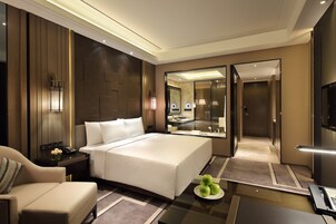 Grand Deluxe King Room | Minibar, in-room safe, desk, blackout drapes