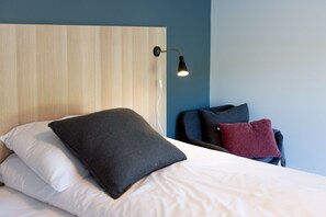 Habitación estándar doble | Ropa de cama de alta calidad, escritorio, cortinas opacas y wifi gratis
