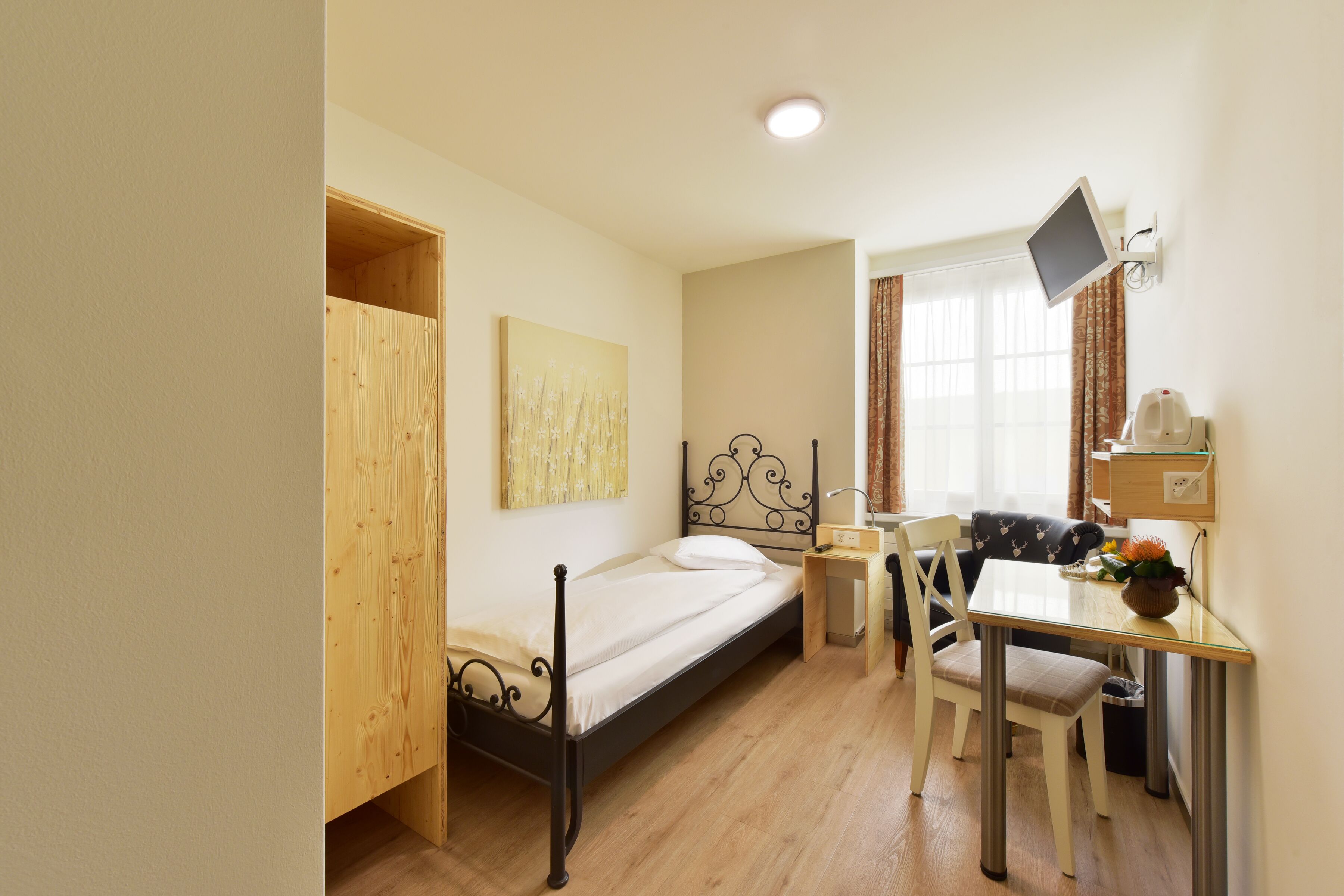 single room | 1 bedroom, desk, free wifi, bed sheets