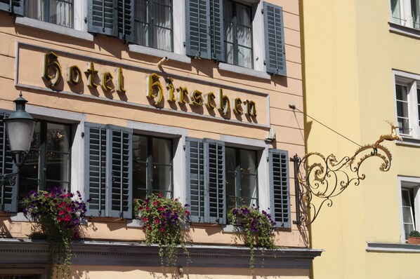 A building with a sign that reads "Hotel Hirschen."