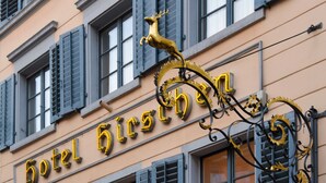 Un edificio con un cartel que dice "Hotel Firstchen".