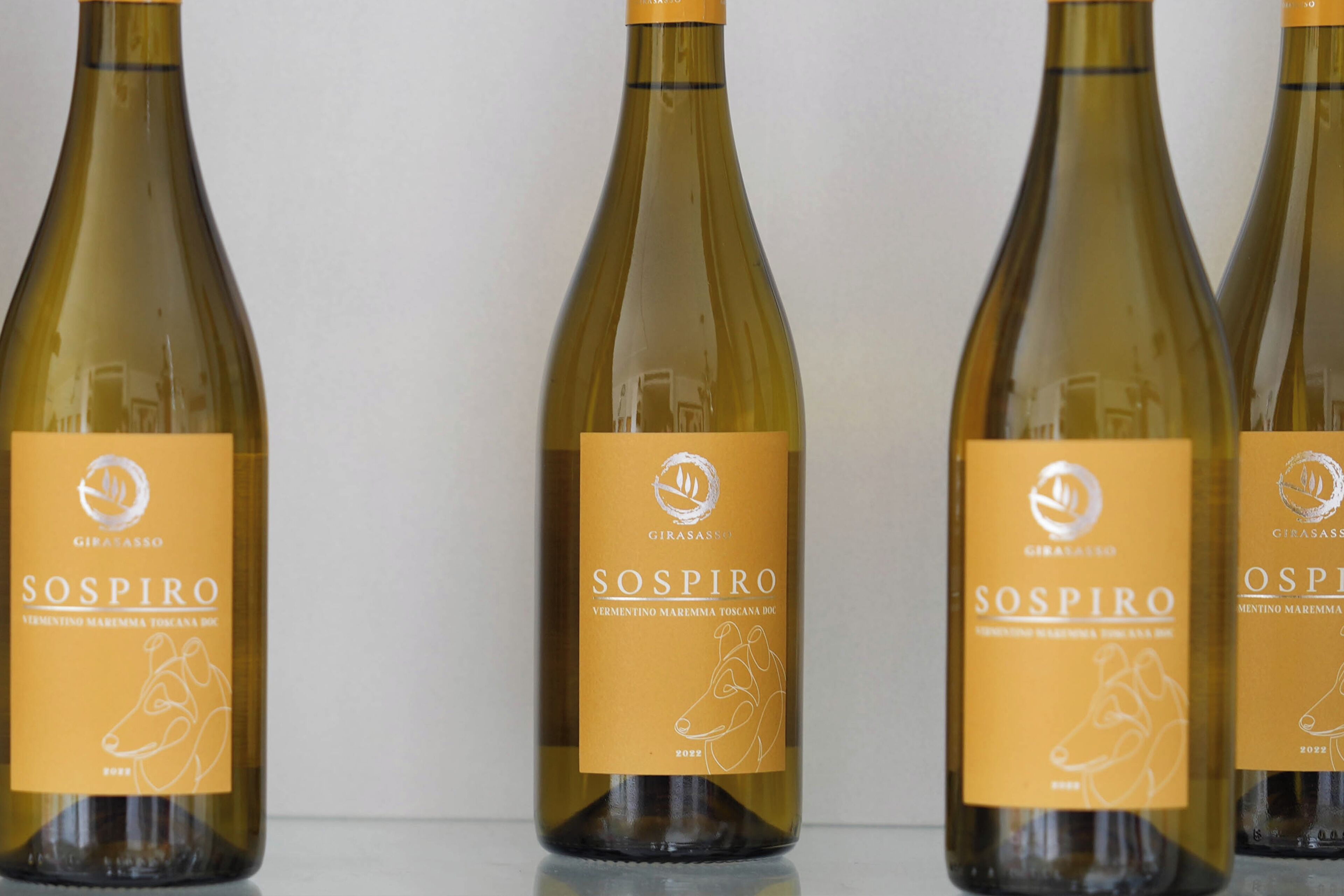 Quatre bouteilles de vin, toutes munies d’une étiquette.