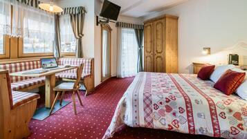 Familie suite, 2 slaapkamers | Een kluis op de kamer, een bureau, gratis wifi, beddengoed