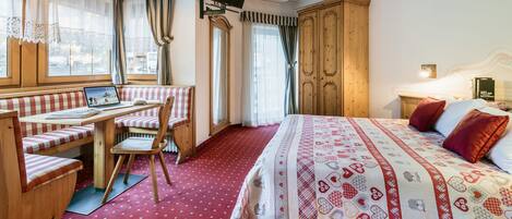 Family Suite, 2 Bedrooms | In-room safe, desk, free WiFi, bed sheets