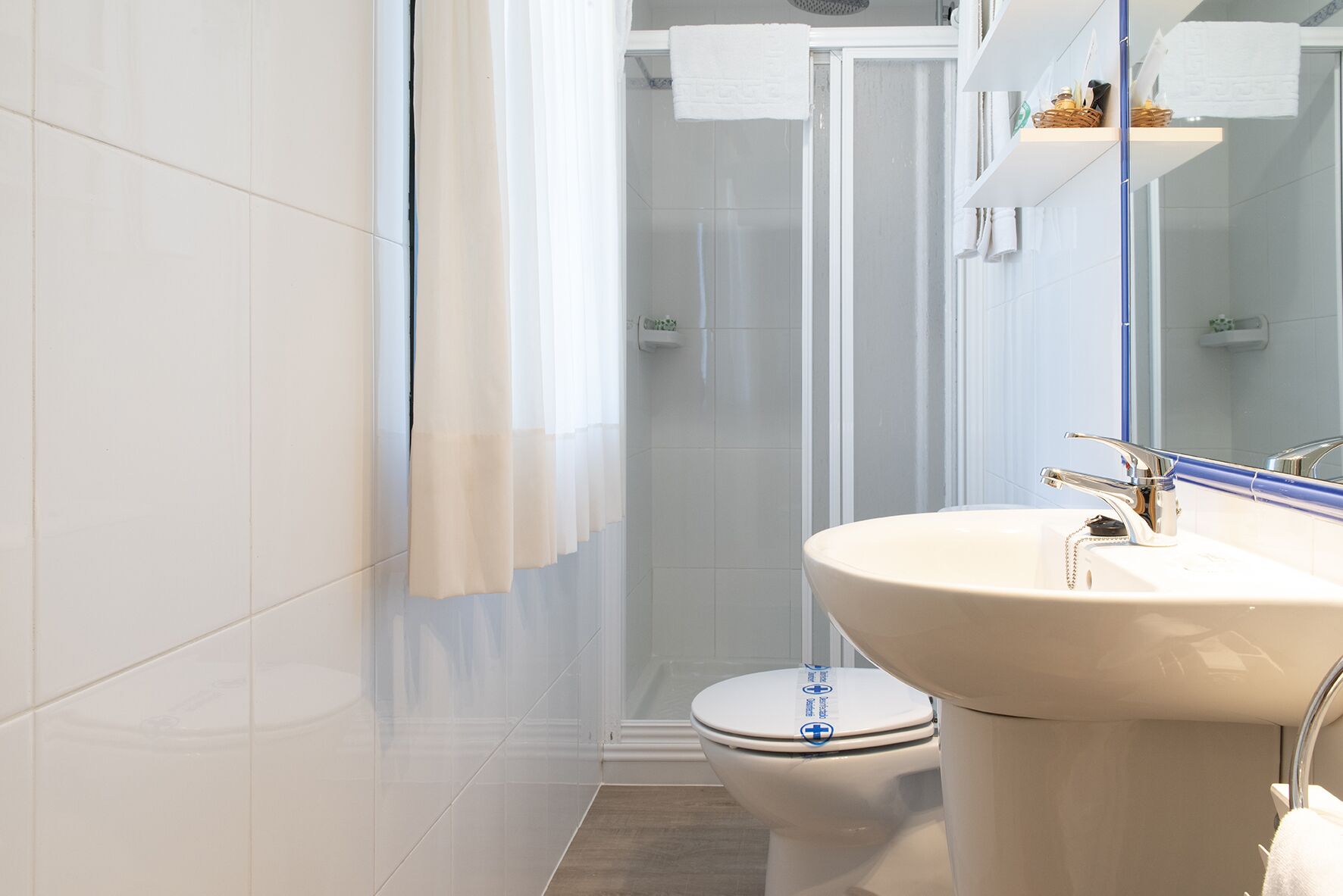 Habitación básica doble | Baño | Bañera, artículos de higiene personal gratuitos, secador de pelo y bidé