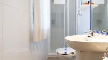 Habitación básica doble | Baño | Bañera, artículos de higiene personal gratuitos, secador de pelo y bidé