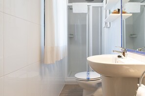 Basic-Doppelzimmer | Badezimmer