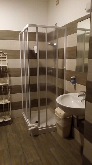 双人房或双床房, 无障碍 | 浴室 | 淋浴设施、免费洗浴用品、毛巾