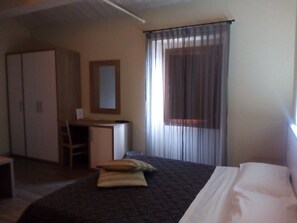 1 多间卧室、高档床上用品、客房内保险箱、办公桌