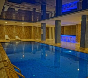 Inomhuspool och solstolar