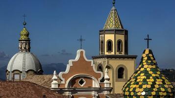 Una chiesa con una cupola, un campanile e un tetto a punta.