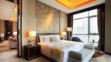 Een minibar, een kluis op de kamer, een bureau, een laptopwerkplek