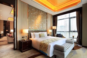 Minibar, in-room safe, desk, laptop workspace - Wanda Realm Anyang (Zhengzhou)