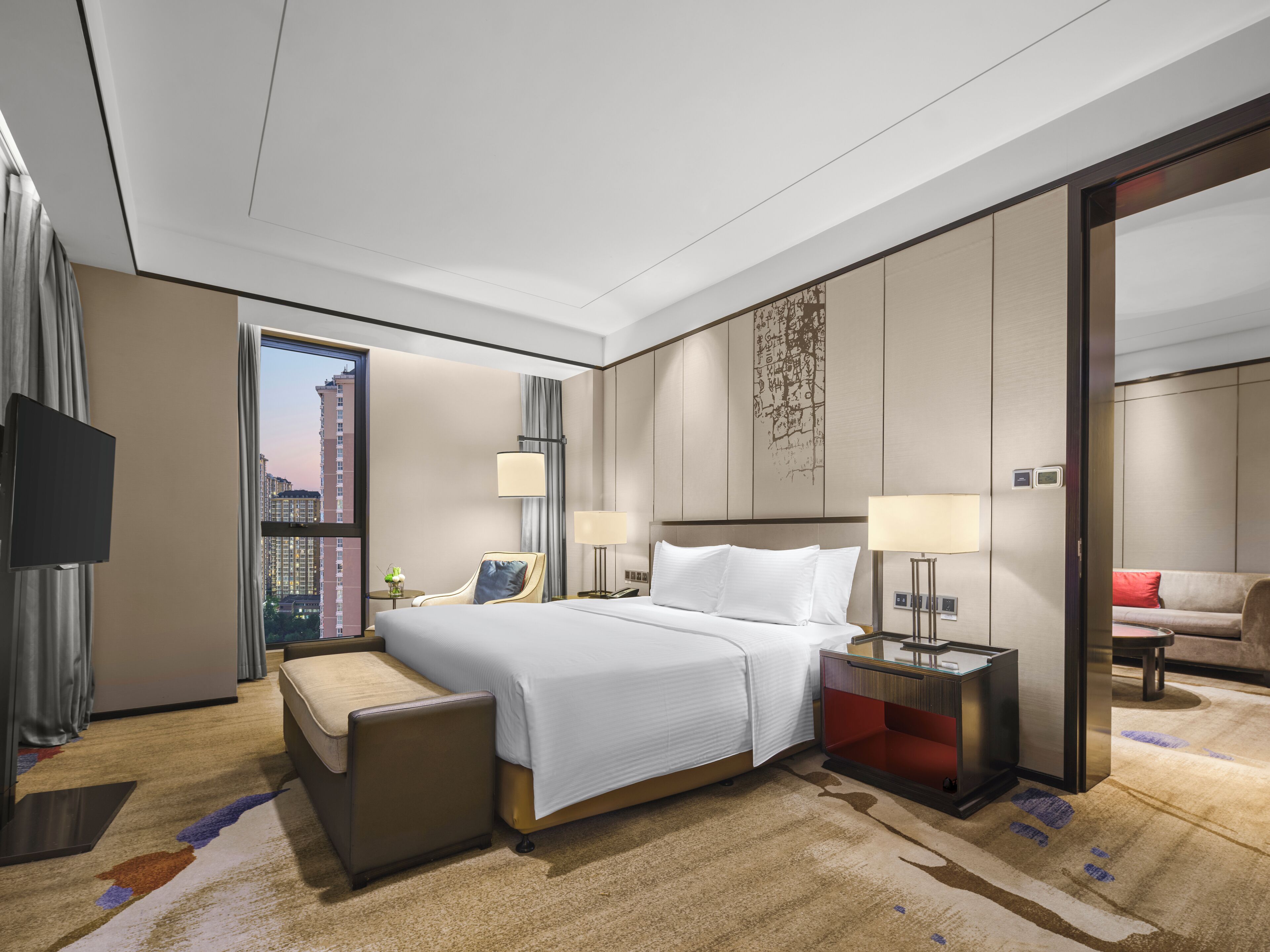 Executive Room | Minibar, in-room safe, desk, laptop workspace
