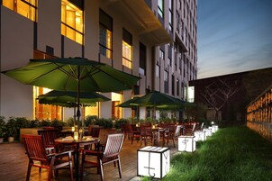 2 restaurants, breakfast served