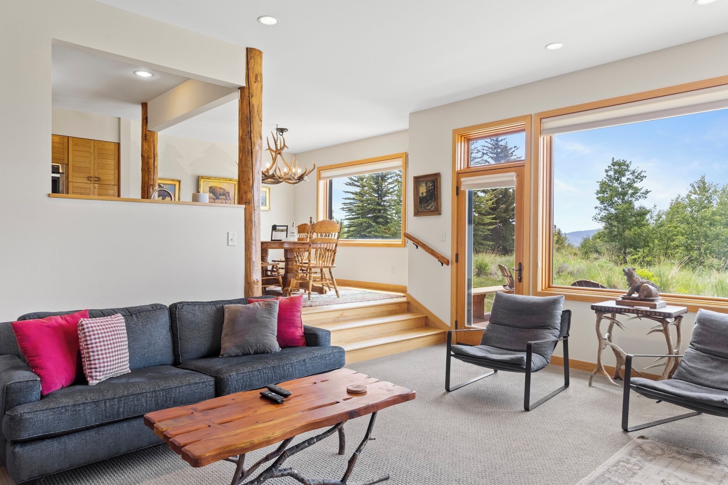 Een televisie en een open haard