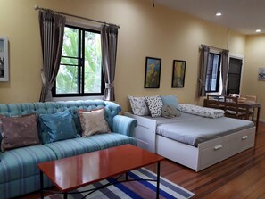 家庭別墅, 2 間臥室, 花園景觀, 池畔 | 客廳 | 電視