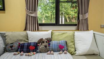 Family Room, 3 Bedrooms, Garden View, Poolside | Living room