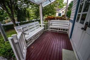 Familie villa, 2 slaapkamers, uitzicht op tuin, aan het zwembad | Balkon