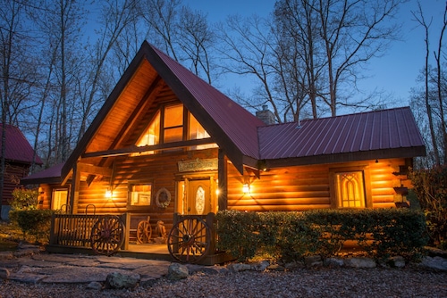 Luxury Family Retreat, Memories Made Here. Hot Tub, Wifi, BBQ,Outdoor Activities