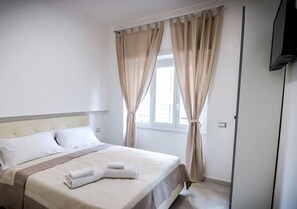 Kamar Double Deluks | Seprai premium, minibar, meja kerja, dan kedap suara