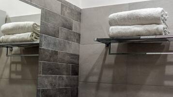 Quadruple Room | Bathroom amenities | Shower, hair dryer, bidet, towels