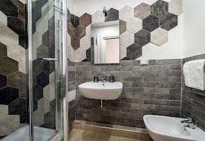 Quadruple Room | Bathroom | Shower, hair dryer, bidet, towels - Mr. Charlie Brown (Rome)