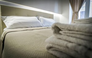 Kamar Double Deluks | Seprai premium, minibar, meja kerja, dan kedap suara