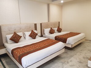 Family Quadruple Room | Premium bedding, minibar, desk, free WiFi - Hotel Klick International (New Delhi)